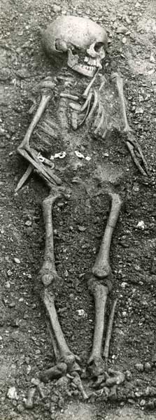 Skeleton and objects found in grave 8 Wallingford