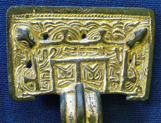 Decoration on head plate of brooch